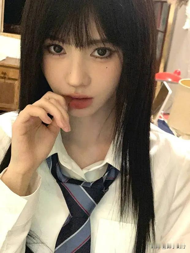 释出学院风新造型，女孩甜酷兼具引领潮流。5月6日，鞠婧祎的一组全新美照惊艳亮相，