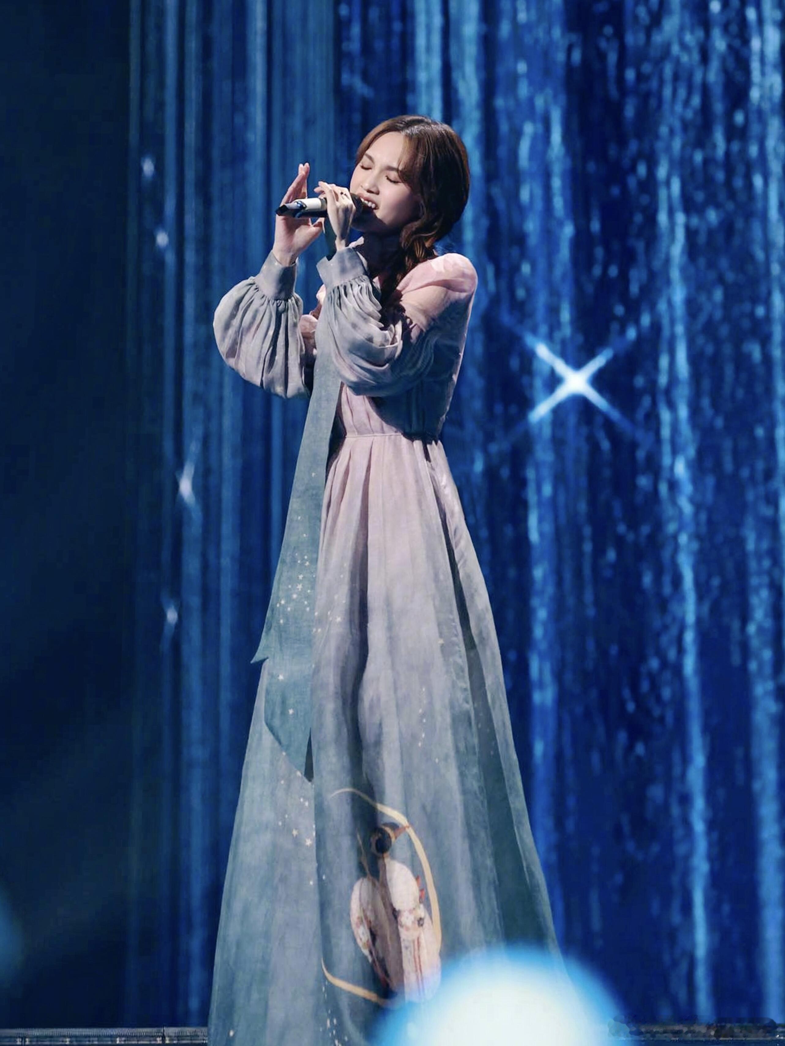 杨丞琳雨爱一开口青春DNA动了 杨丞琳清唱《雨爱》，“听雨的声音”一出来，谁的青