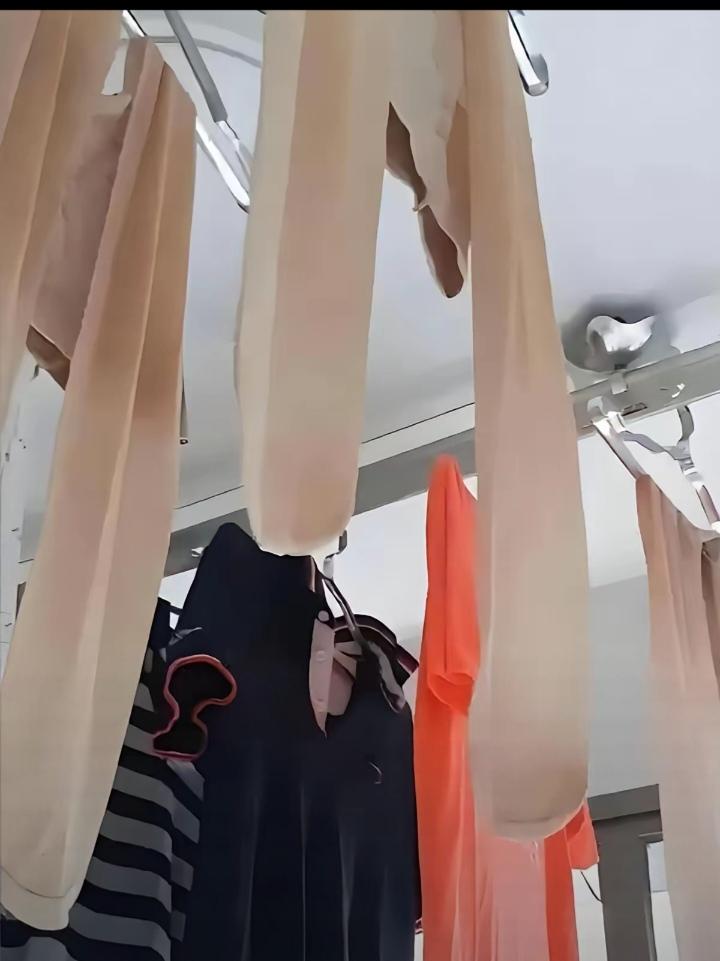 儿媳妇凌晨才从医院加班回来，洗完澡倒头就睡，婆婆心疼她，顺手把换下的衣服给手洗了