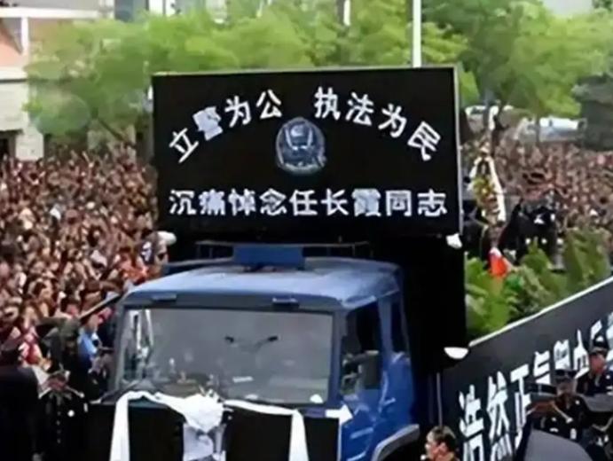 任长霞局长牺牲时，17 岁的儿子卫辰尧正备战高考，4 年后，父亲也因病去世，失去