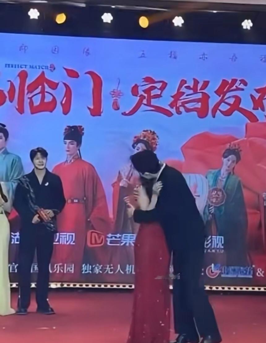 起开，你小子抱得明白吗，让姐来，上手挺快啊💢💢[太开心][太开心][太开心]