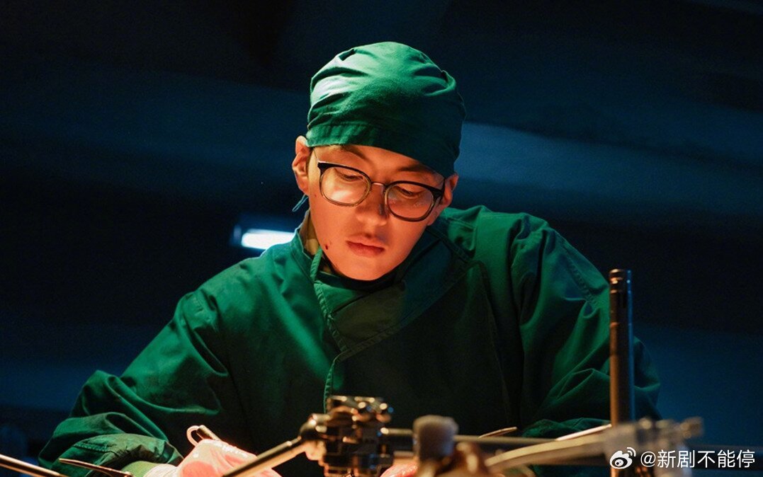 【《Doctor X》第5集剧照公开！——面对肆意践踏生命伦理、在患者器官刻字的