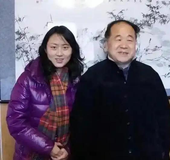 贾浅浅在西北大学的研究方向高度绑定父亲贾平凹，‌多篇论文都围绕着贾平凹的书画、小