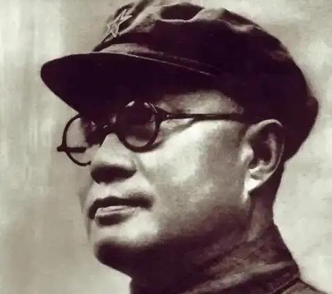 1949年，刘伯承听说原配还活着，并且日子过得很艰苦，就托人给她带信，想把她接到