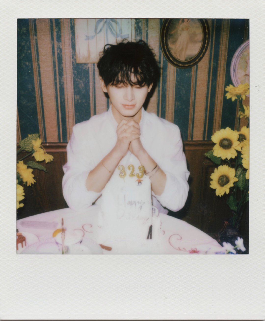 姚琛美甲细节好会 姚琛美甲返图2. 生日撕拉片里姚琛又酷又有范儿，粽瞳卷毛气场拉