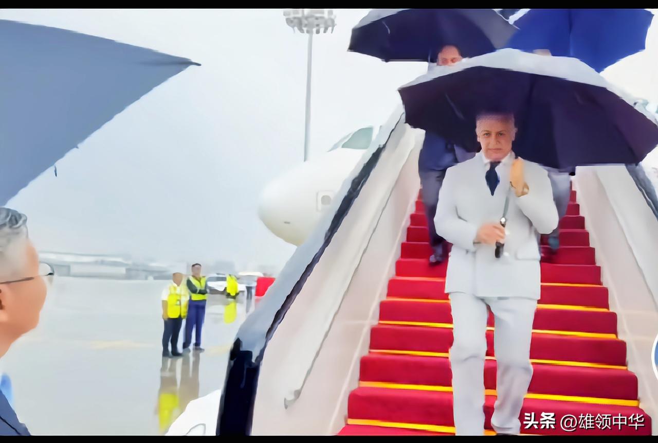 巴基斯坦总理夏巴兹冒雨抵达中国杭州，开启访华之旅。