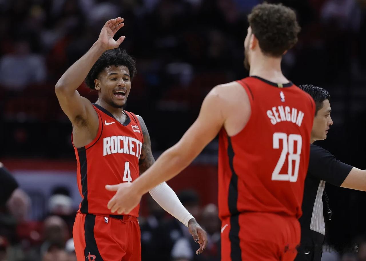 火箭队在今天迎来了NBA季前赛首个对手爵士队。上半场火箭队打得顺风顺水，首节便取
