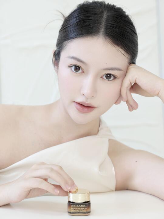 职场精致女孩“眼周抗疲术”藏在这瓶里