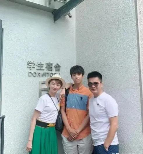 许亚军！年至六十却似被时光遗忘，那青春活力在他身上肆意流淌，仿若三十岁的翩翩公子