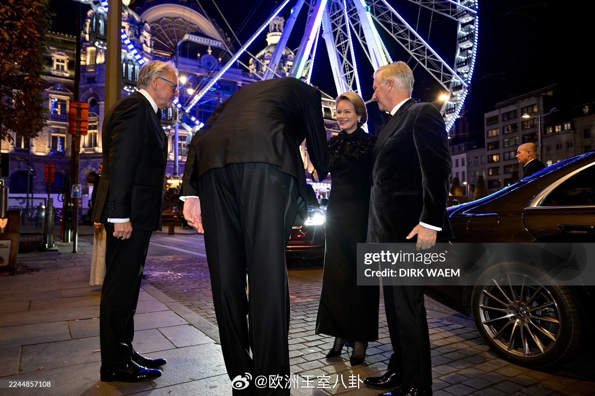 11.7 比利时国王菲利普和王后玛蒂尔德出席基金会晚宴，玛蒂尔德礼服来自阿玛尼 