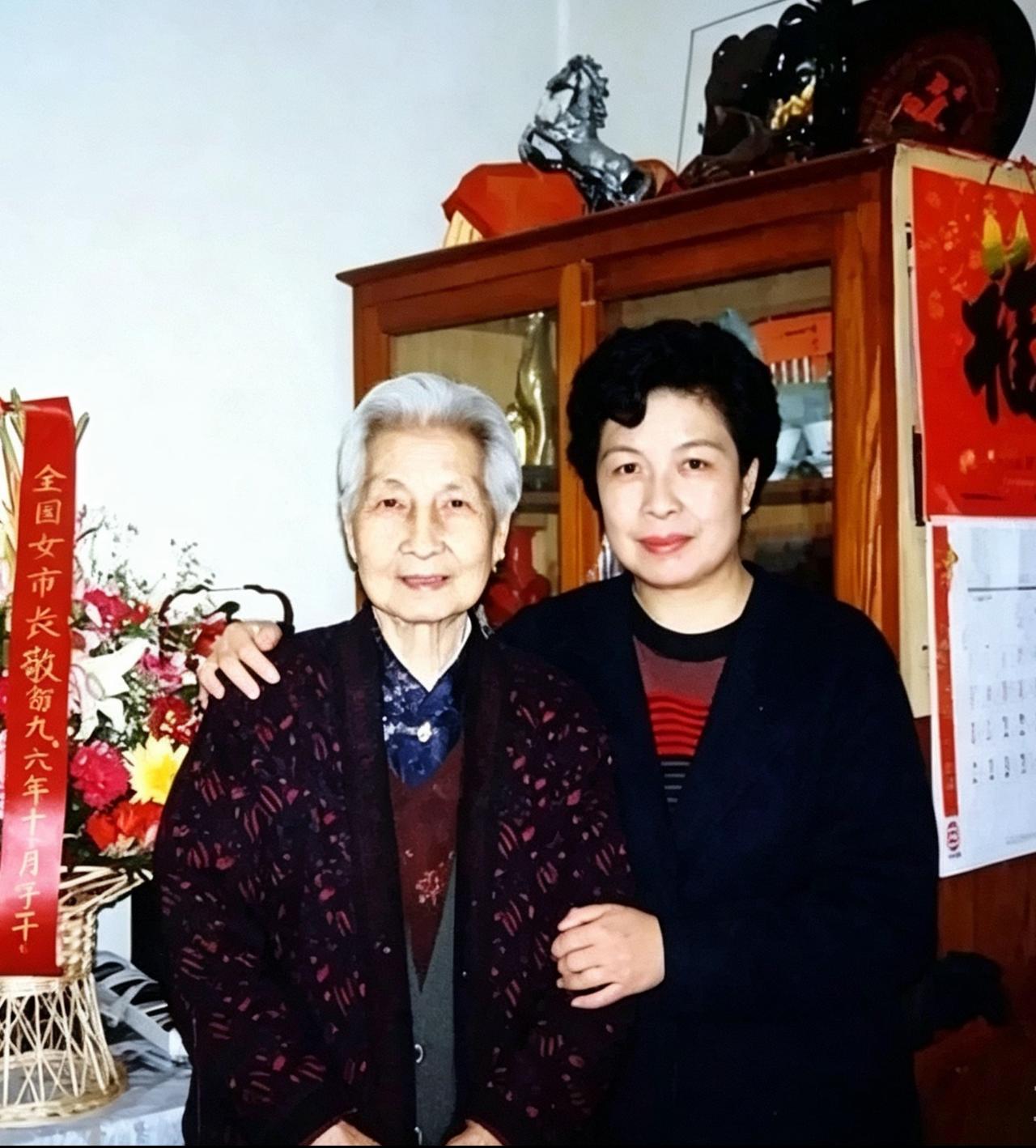 1996年，曾志晚年的一张合影，遗言：不进八宝山，骨灰撒在井冈山