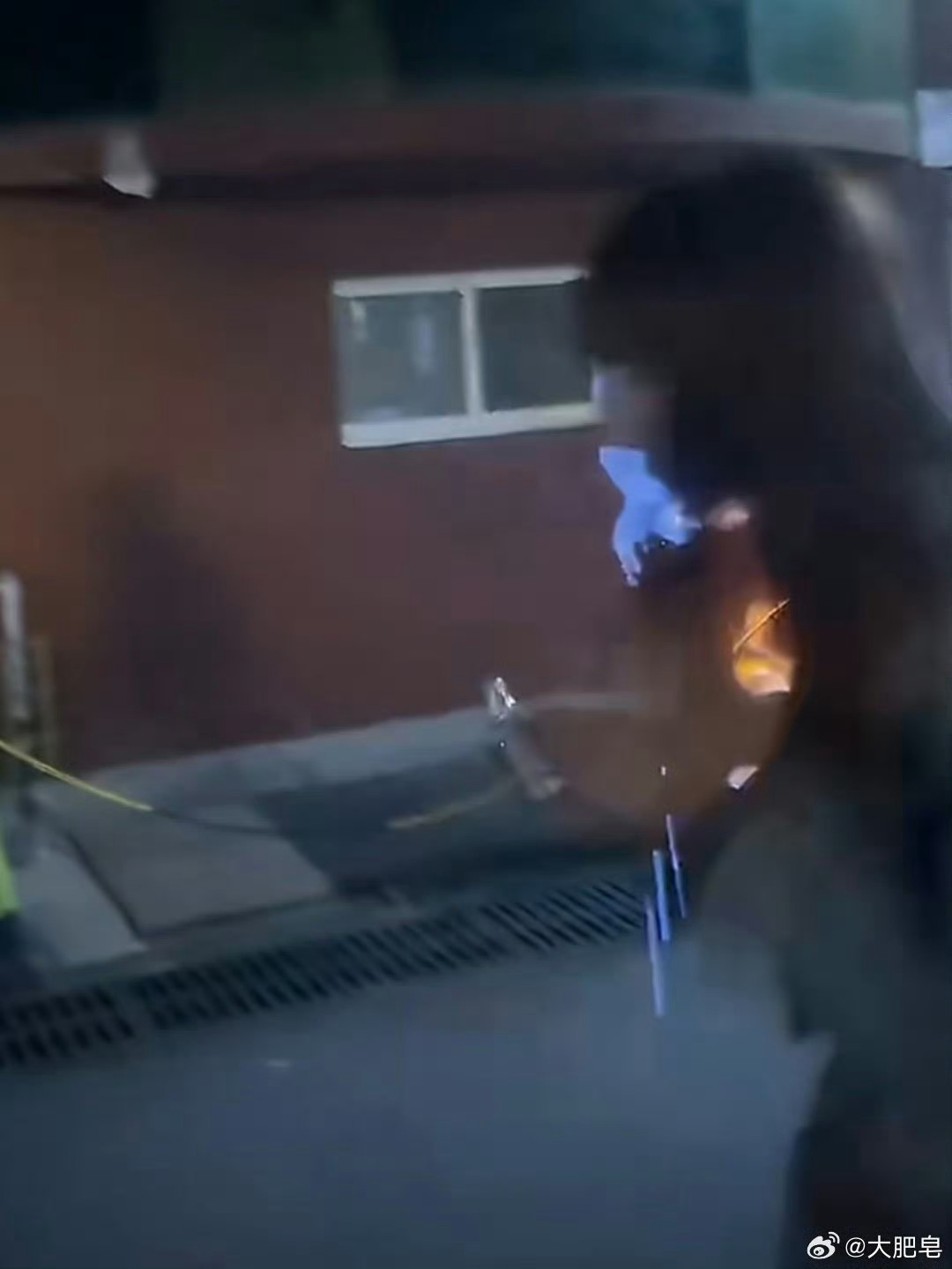 不要盲目跟风。演员生日蛋糕喷火被烧伤