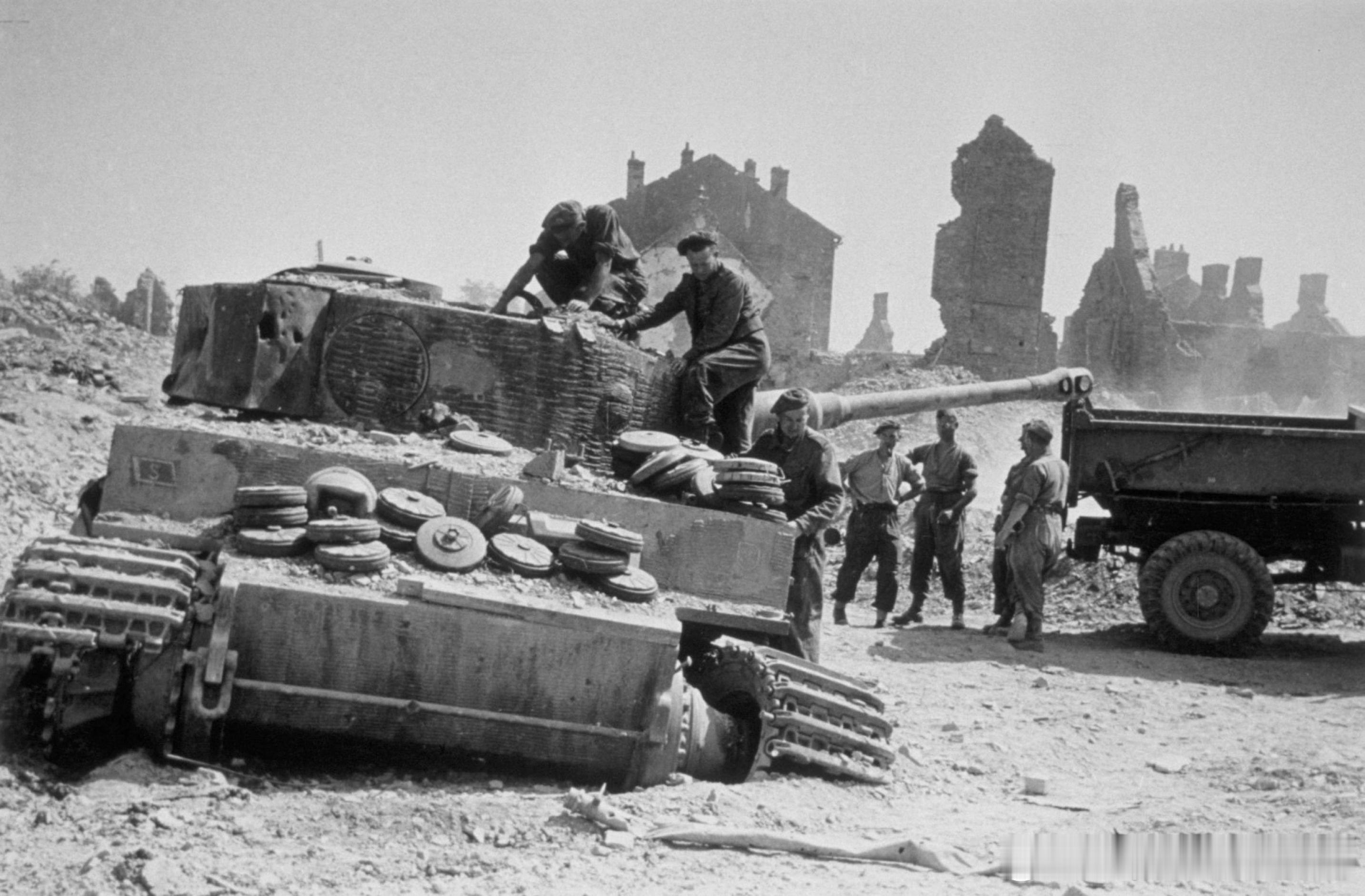 1944年8月英国工兵在诺曼底Villers-Bocage准备炸毁被击中的德军第