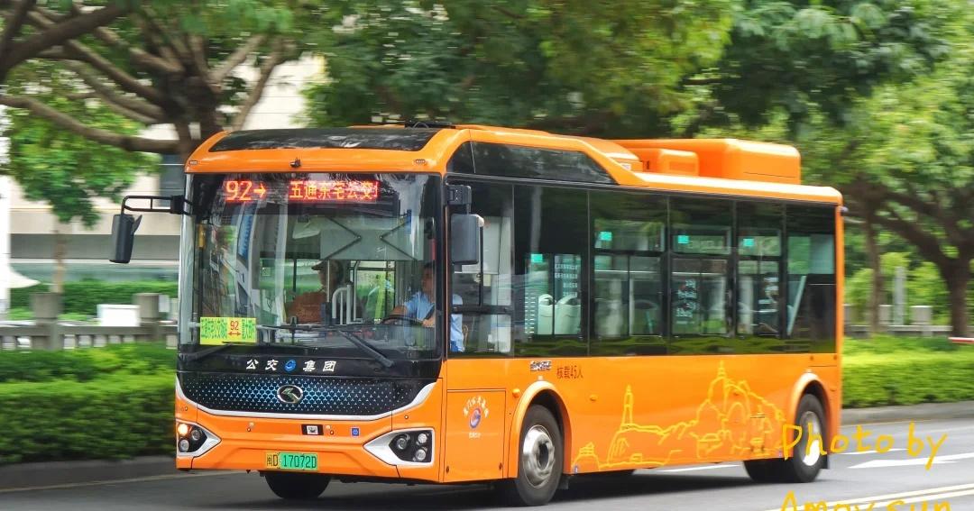 92路原味果粒橙M8
摇身一变，蓝M8就这么水灵灵地变身橙M8了
金龙客车 金龙