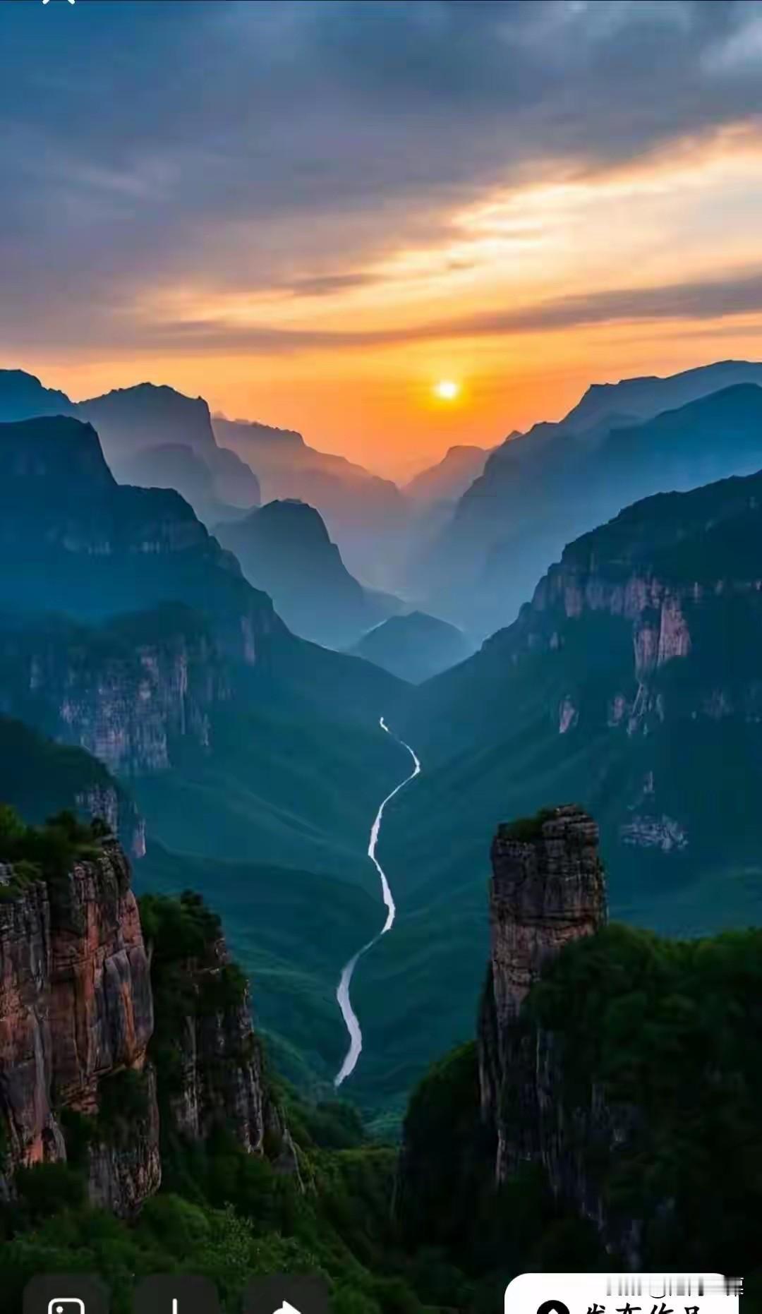 路不行不知远近，
山勇攀才配坚强！