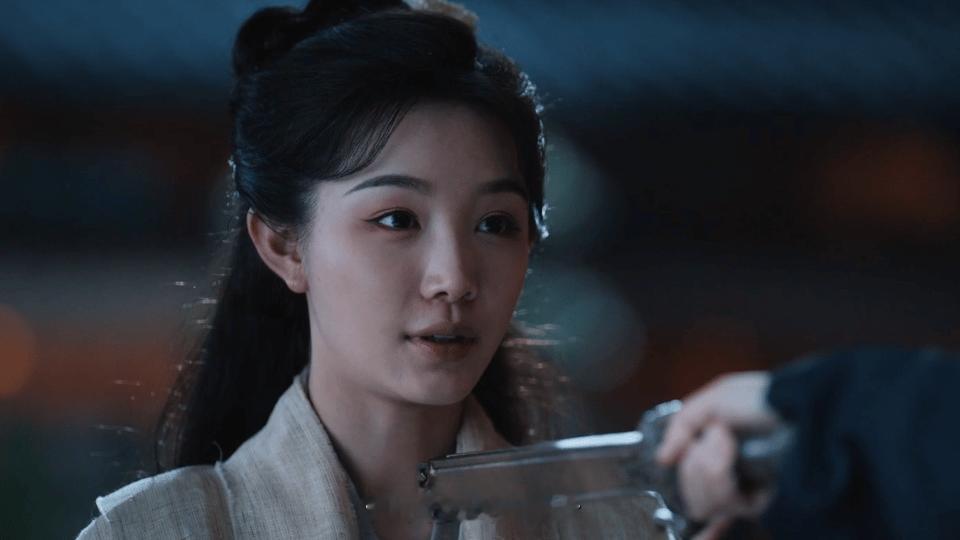 两个女人嘴在挑衅眼在欣赏 互怼之中欣赏在眸中闪烁定风波 ​​​