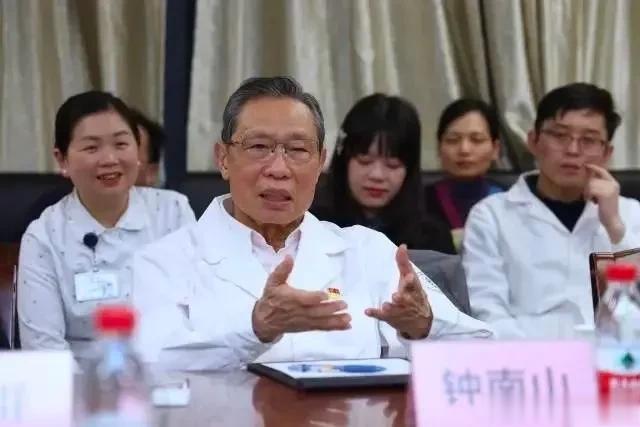 #钟南山不主张长期佩戴口罩#  钟南山认为长期戴口罩，会使自身免疫系统削弱抵御疾