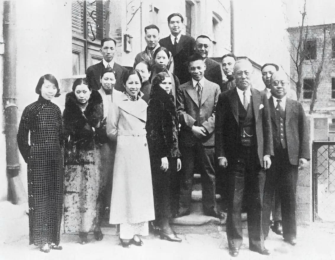 1937年，在苏联做了12年“人质”的蒋经国回国前，与妻子蒋方良和驻苏使馆工作人