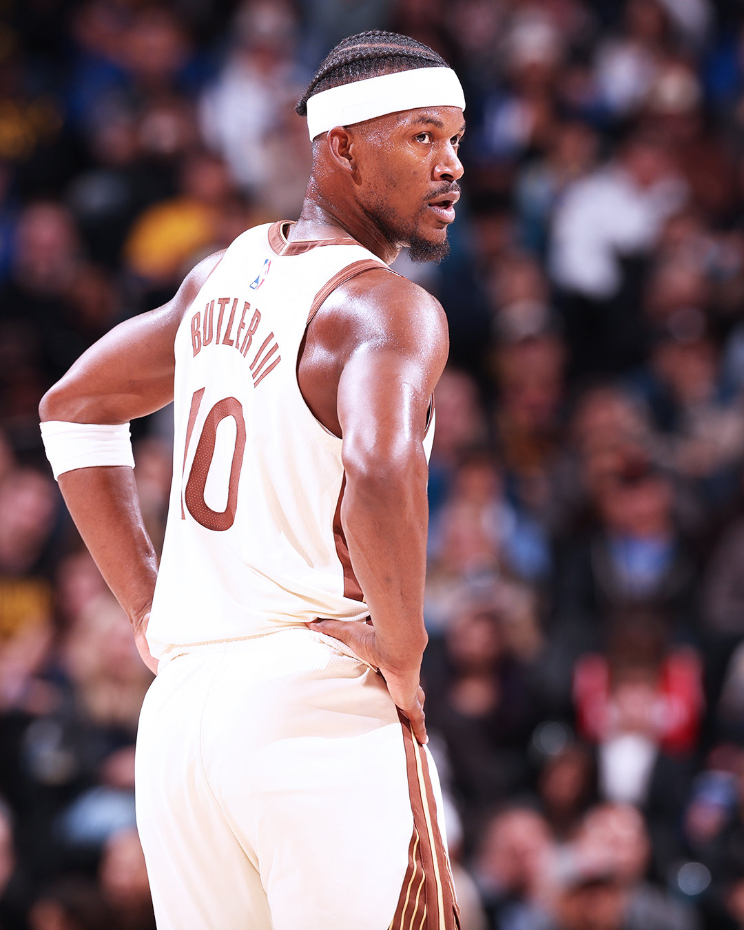 过去5场比赛，巴特勒场均23.2分，6.8个篮板，6.2次助攻📊 