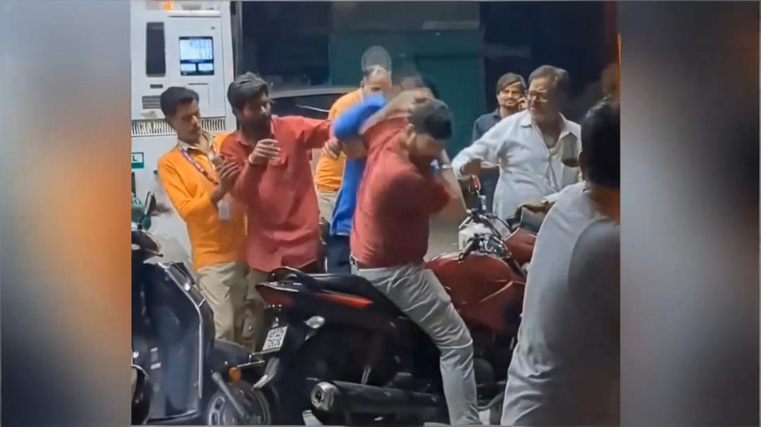 印度老百姓为了加油甚至已经开始大打出手，印度石油部长表示：虽然战略储备石油只能支