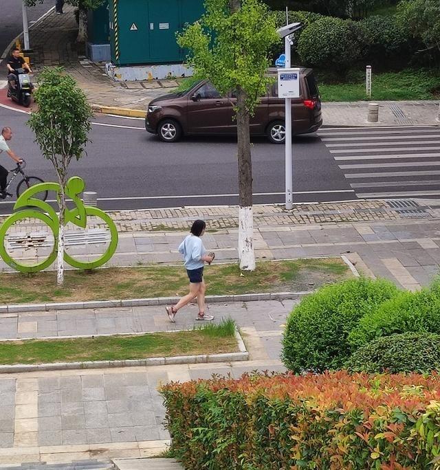 襄阳马拉松又要来了，市区开始封路，交通有点堵。虽然觉得现在啥城市都办马拉松有点跟