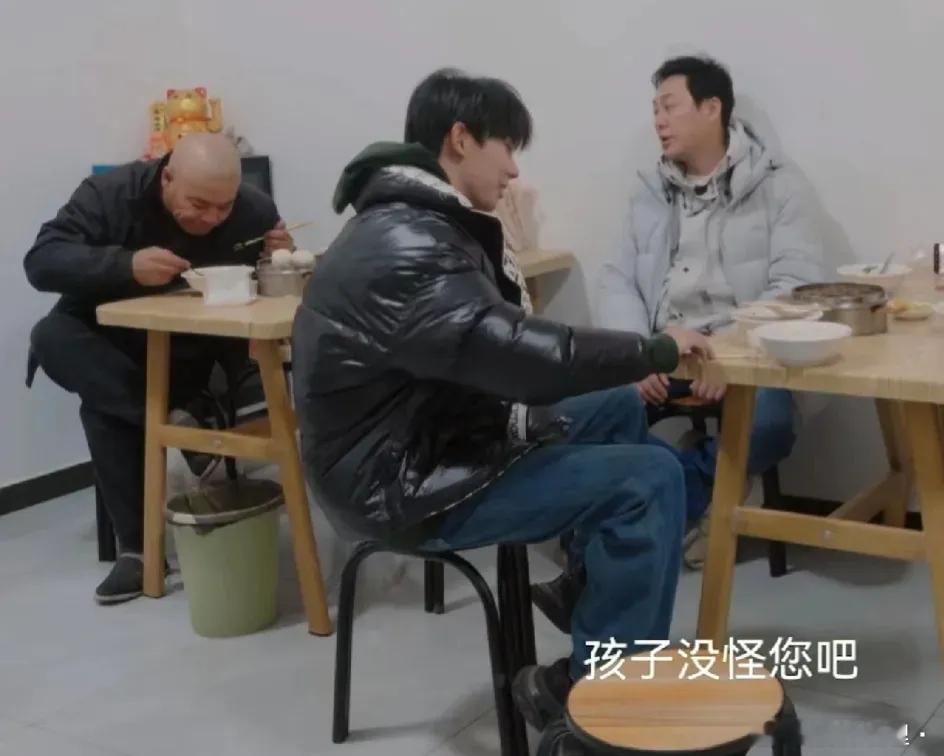 张颂文在小餐馆吃饭时，偶遇了一个开货车的司机，得知司机大哥一年只在家待几天后，他