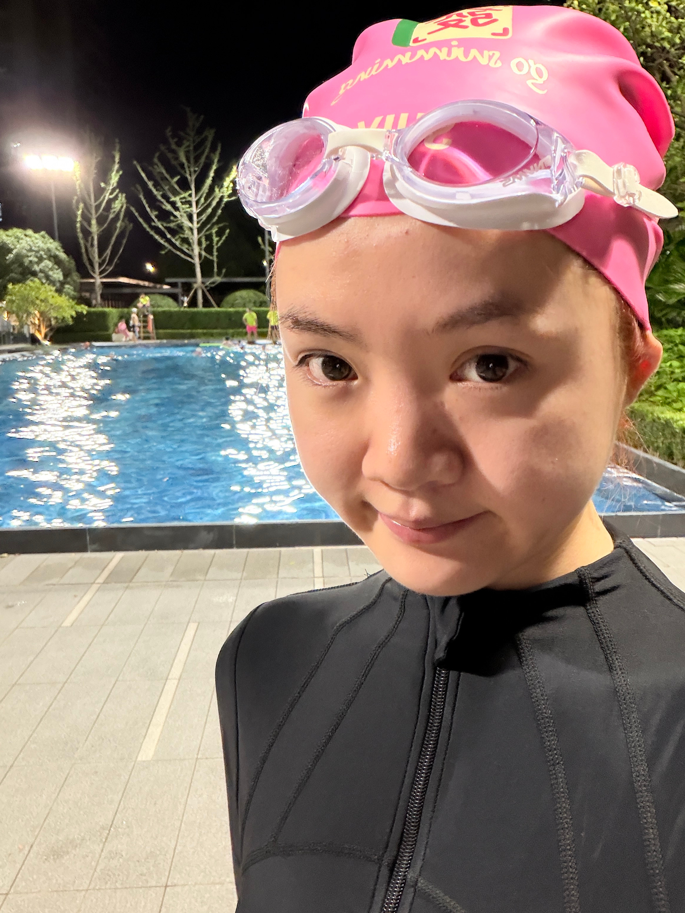 小区里面泳池开了，今天赶着最后半小时去游了个泳，玩水真的很快乐啊！！！回来洗了个