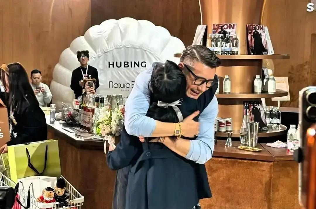 20年前四个女人一台戏，今天回头看，她们没一个原地踏步。
 
薛佳凝把镜头换成舞