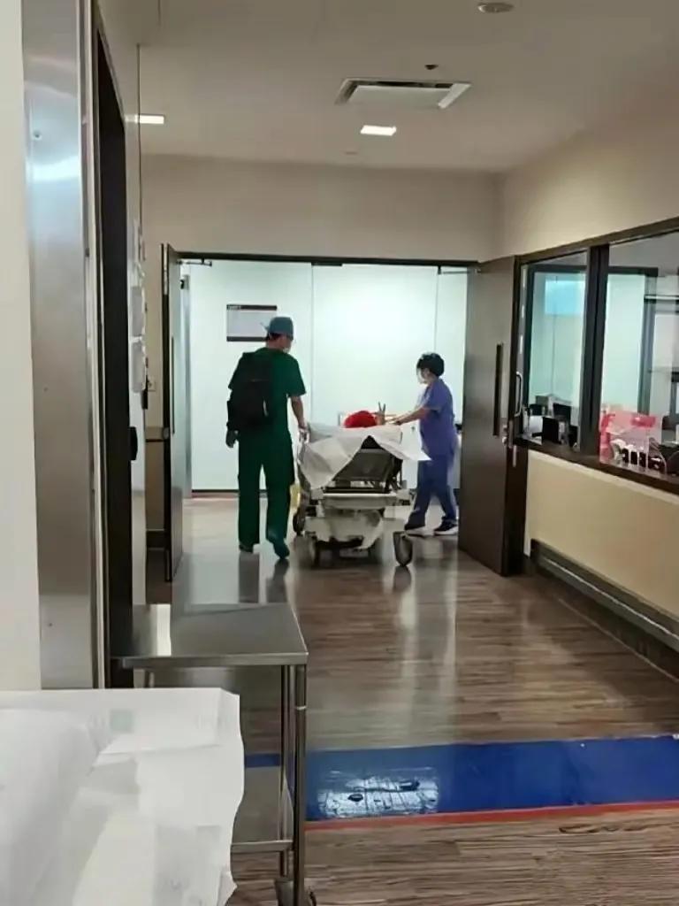 向太透露李连杰躺病床？
8月17日晒自拍调侃“返厂维修”，粉丝担心炸锅。向太透露