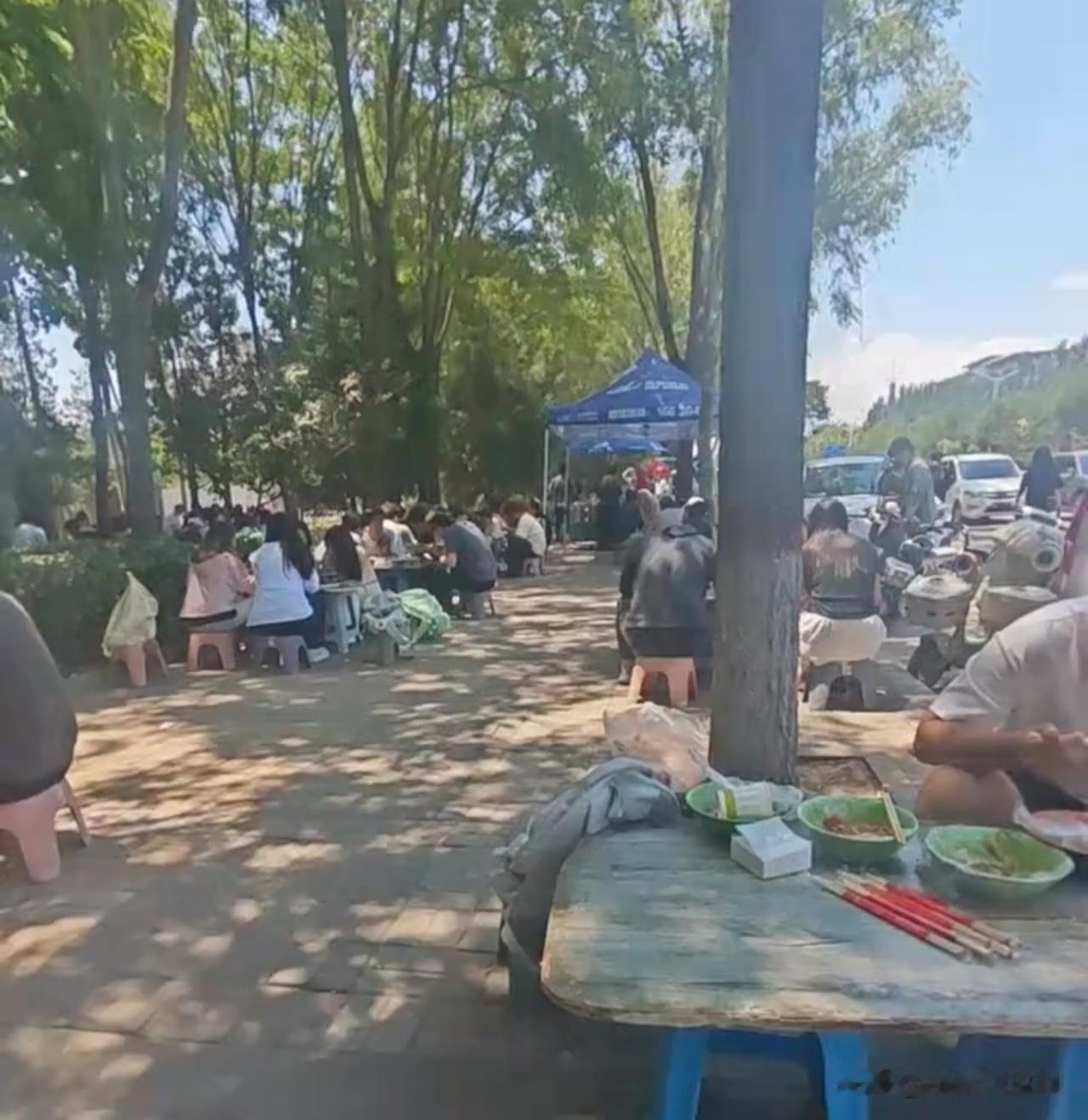 工地附近卖盒饭快餐，
绝大部分食客竟然是大学生，
这种现象说明了什么，
友友们发