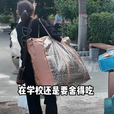 8 月 29 日河南开封，河南大学迎新现场，无数新生和家长穿梭在校园里，有人拖着