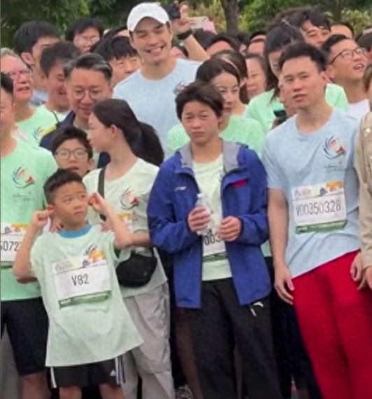 最近澳门举办了一场全民健身跑，奥运冠军全红婵和郭晶晶都来了！郭晶晶素颜亮相，看着