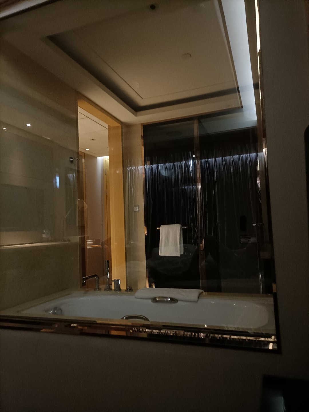 昨天一宿没怎么睡，今天还偶尔盯一会盘，我是有多么敬业！下午活动一下，酒店周围转一