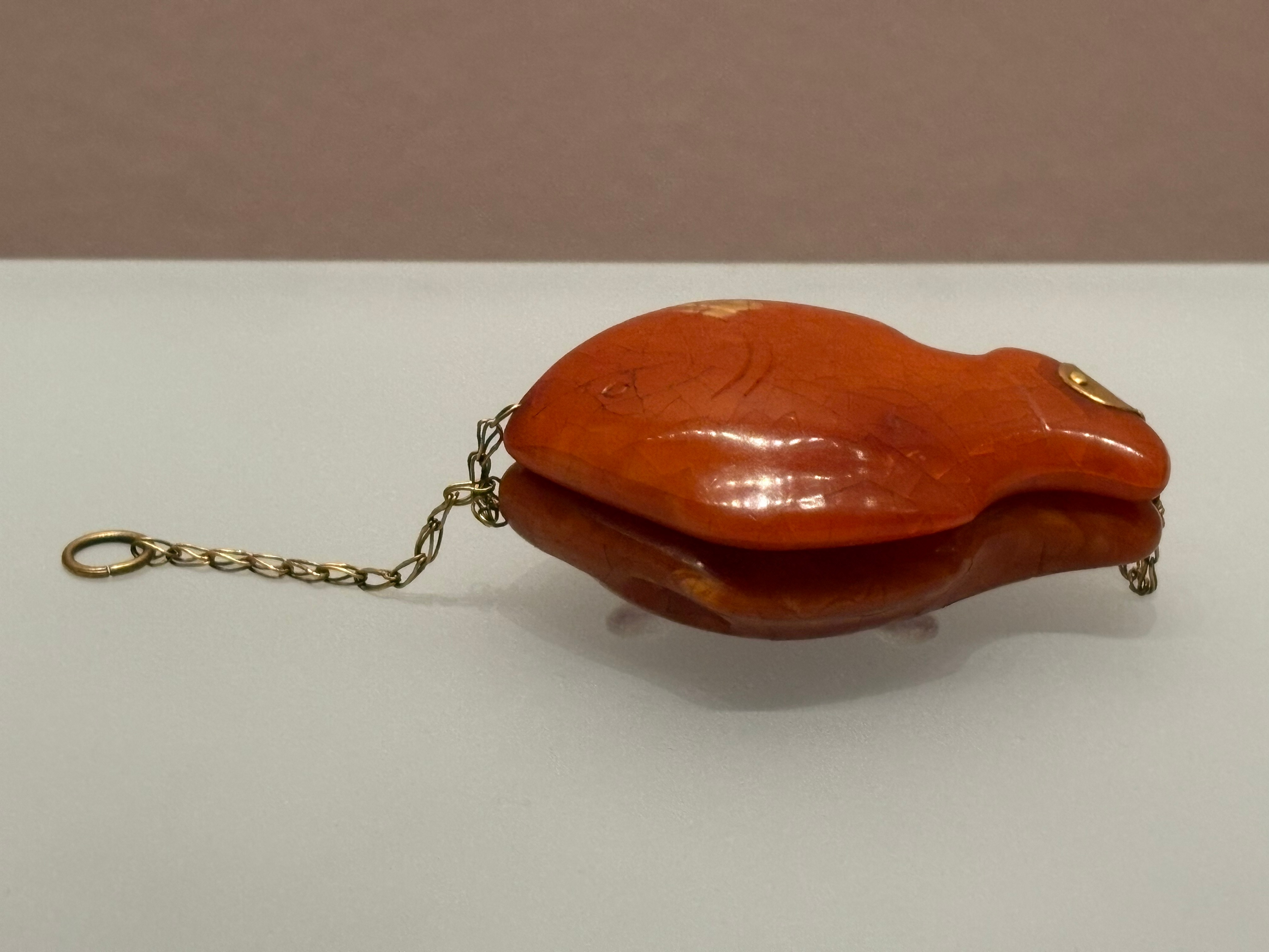 内蒙古考古所藏通辽市奈曼旗青龙山镇 陈国公主和驸马合葬墓出土的辽代:鱼形盒琥珀配