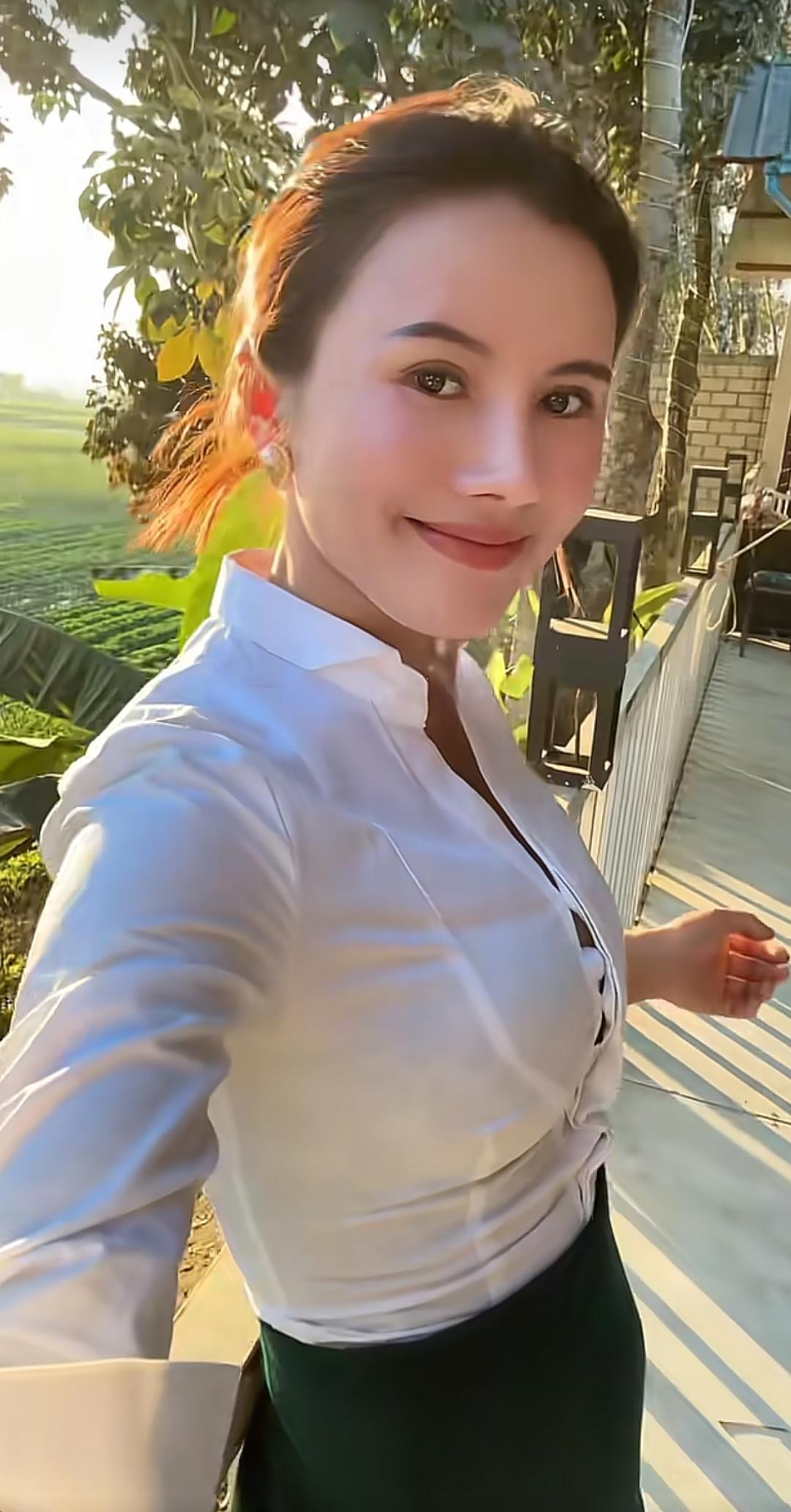 阳光下的微笑，清新自然，享受美好时光！🌞😊