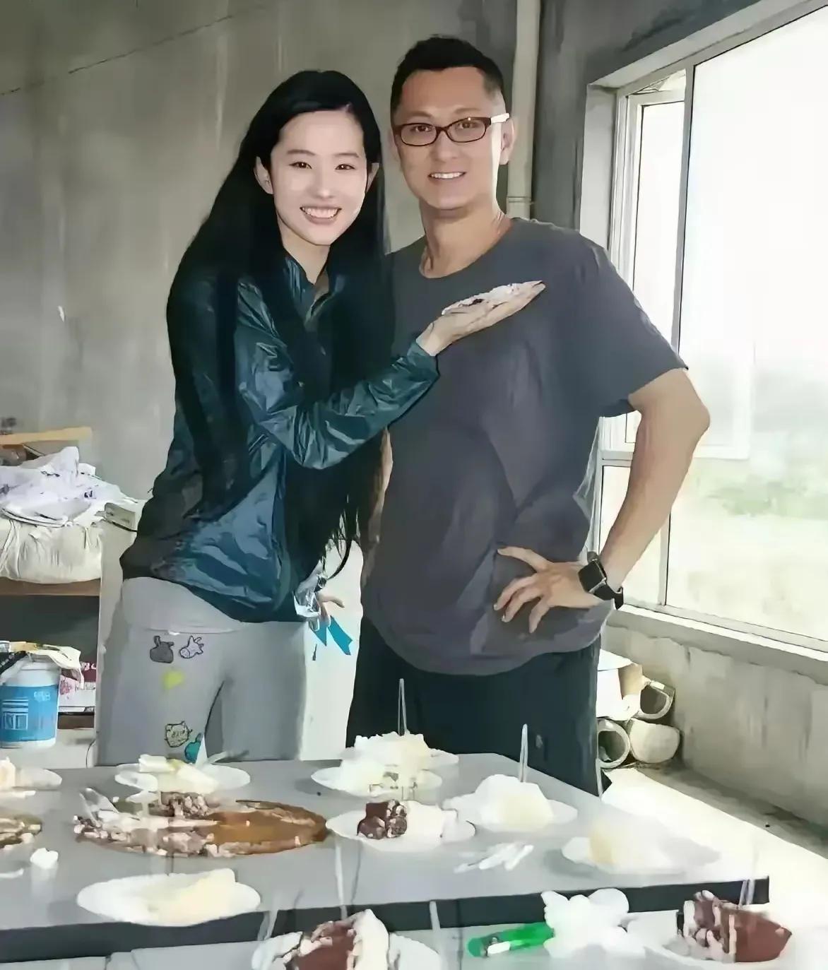 大家看刘亦菲身边的这位帅哥是谁？大家有认识的吗？看着老帅了。