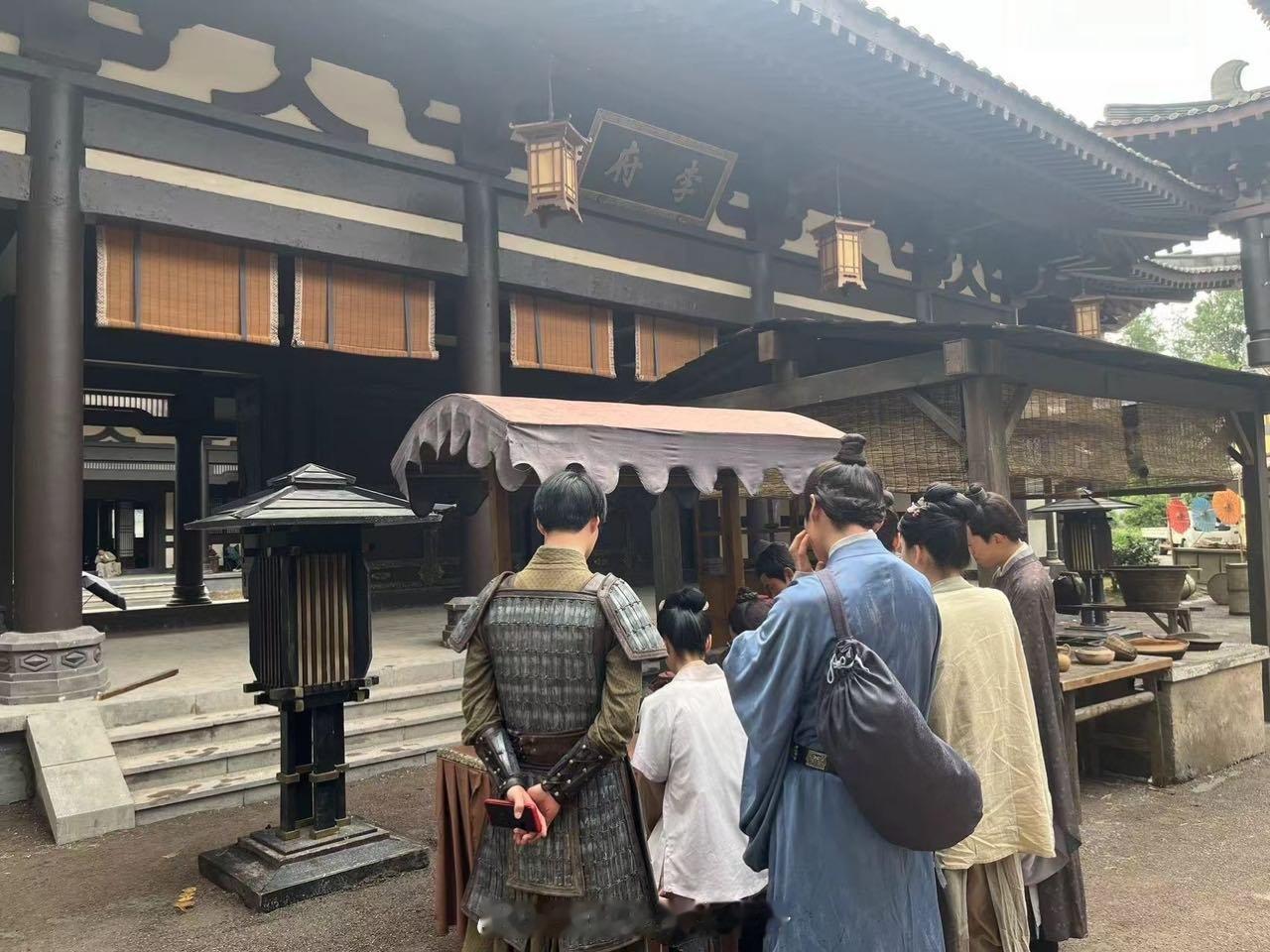 #墨雨云间全民解压神剧# 墨雨云间线上线下都赢麻了，线下全民追剧、通勤路上都在看