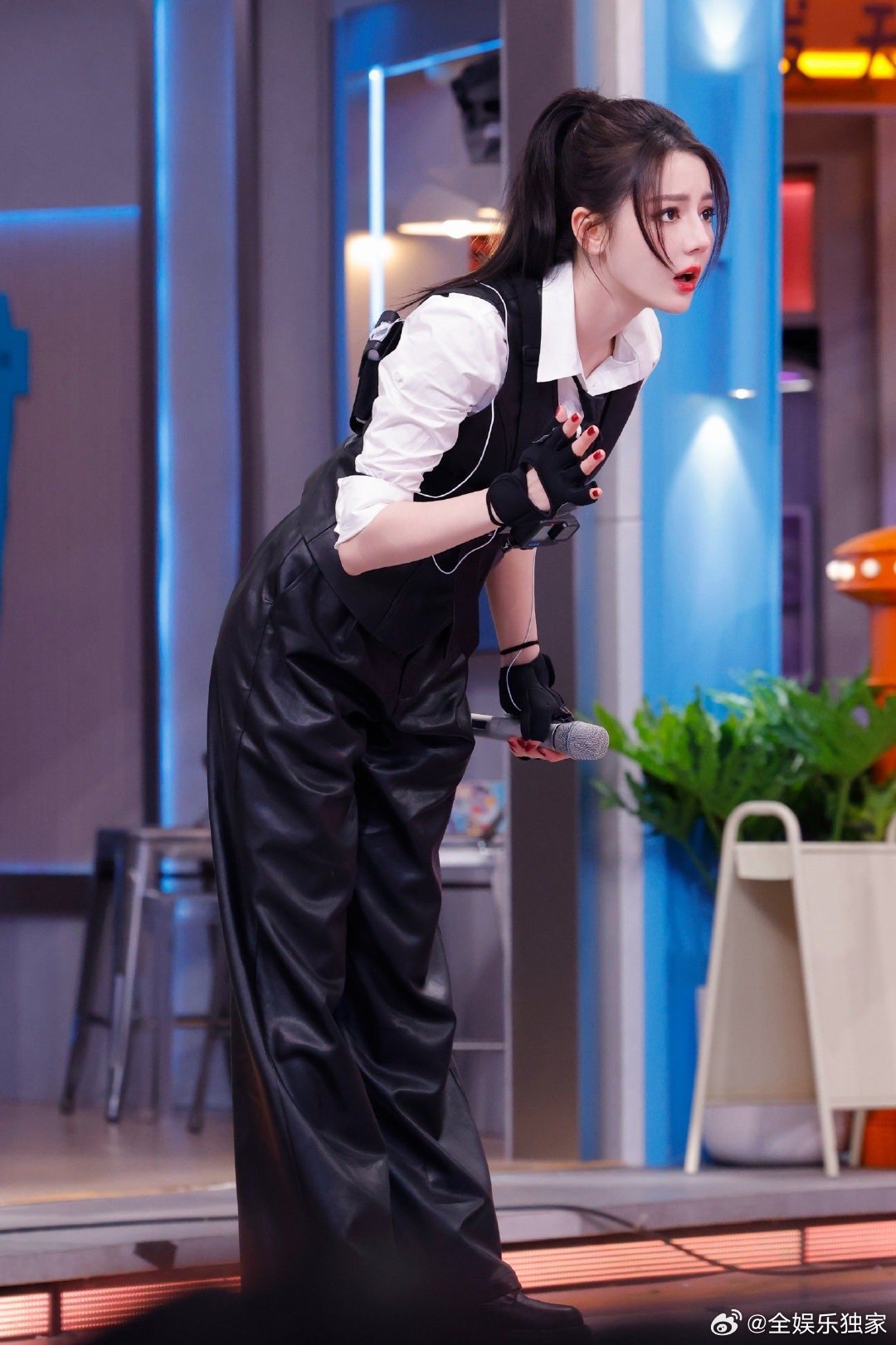 张俪迪丽热巴眼神算不上清白你好星期六磕疯了！张俪和热巴这氛围感，根本没喝中药，好