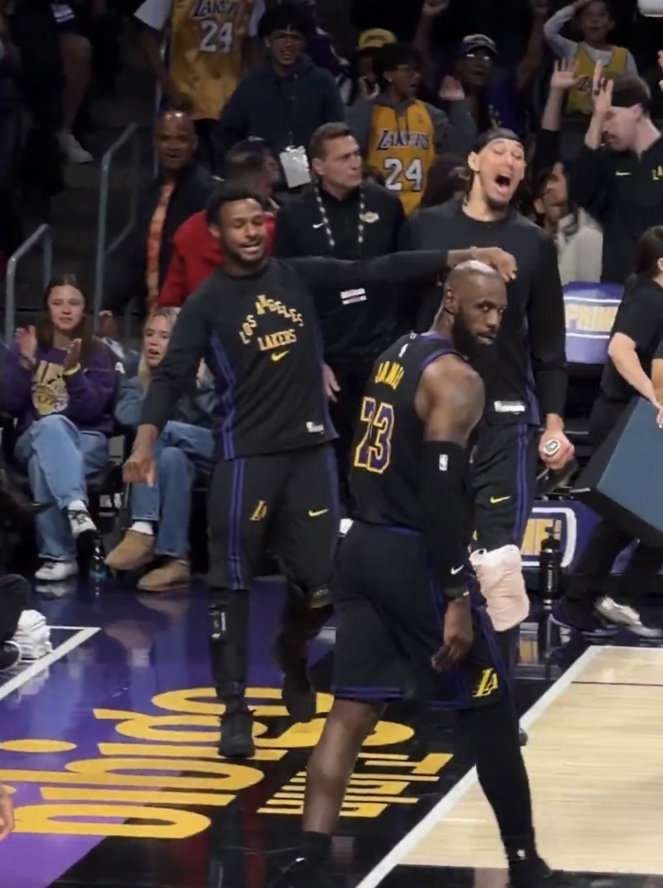 詹姆斯 詹姆斯这个眼神，不亚于当年的死亡之瞳！詹姆斯开场5秒追身大帽