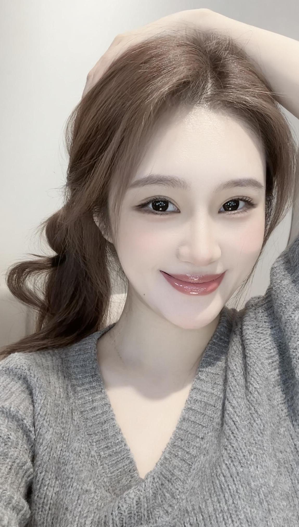 不要做廉价的自己，不要随意去付出，不要一厢情愿去迎合别人。圈子不同，不必强融！