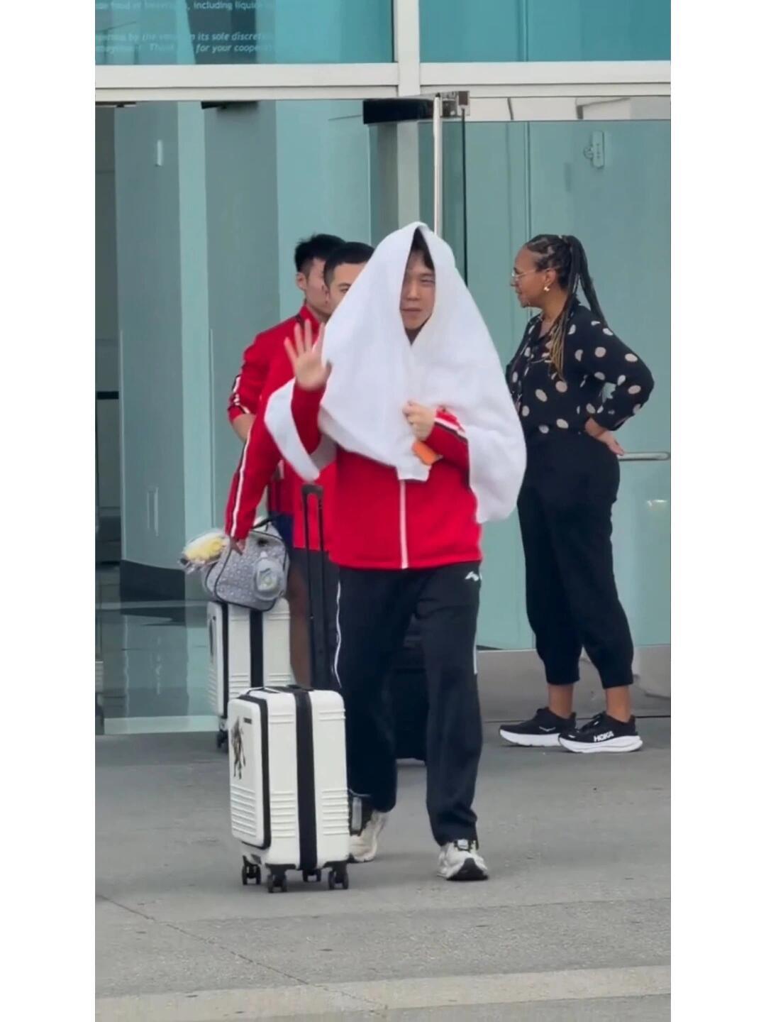 这俩的混双看的也是惊心动魄了，辛苦了，比赛结束都坐车走了，小车车可以节省体力！