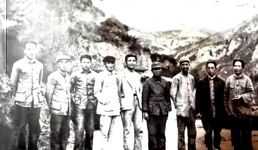 毛泽东与延安中央医院的医护人员，在李讷满月时留影。 ​​​