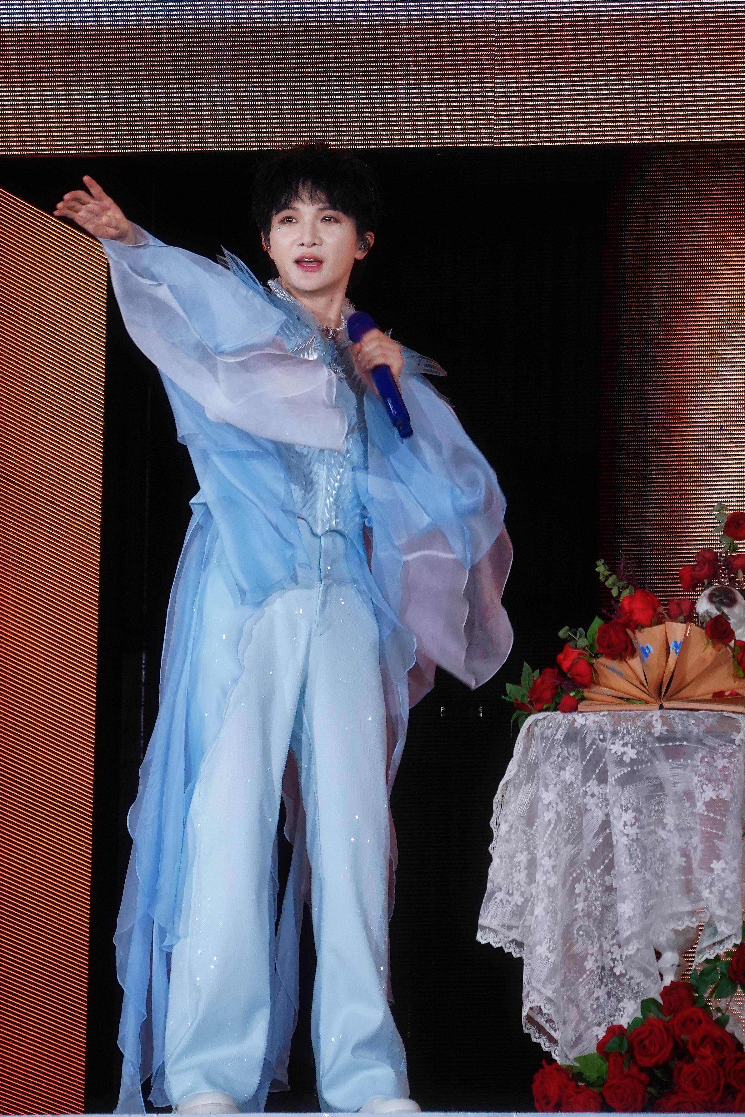 周深  像一片小雪花❄️飘进我掌心🤲🏻20260725 沈阳 新衣服LOOK