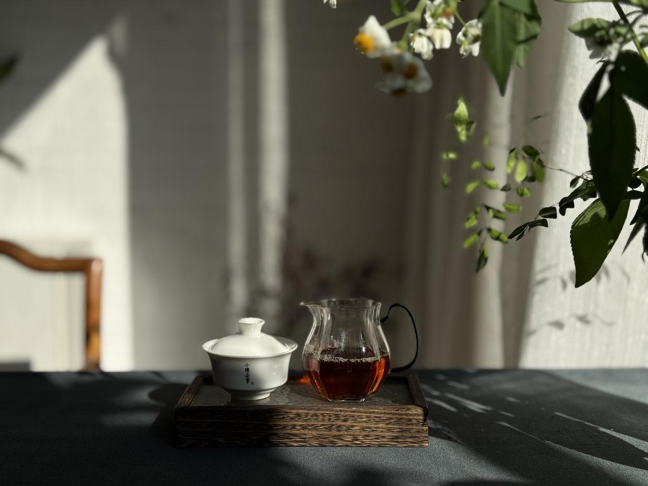 工夫茶为何只摆三只茶杯？是有什么讲究？
喝过工夫茶的茶友们都会好奇：哪怕十多人围