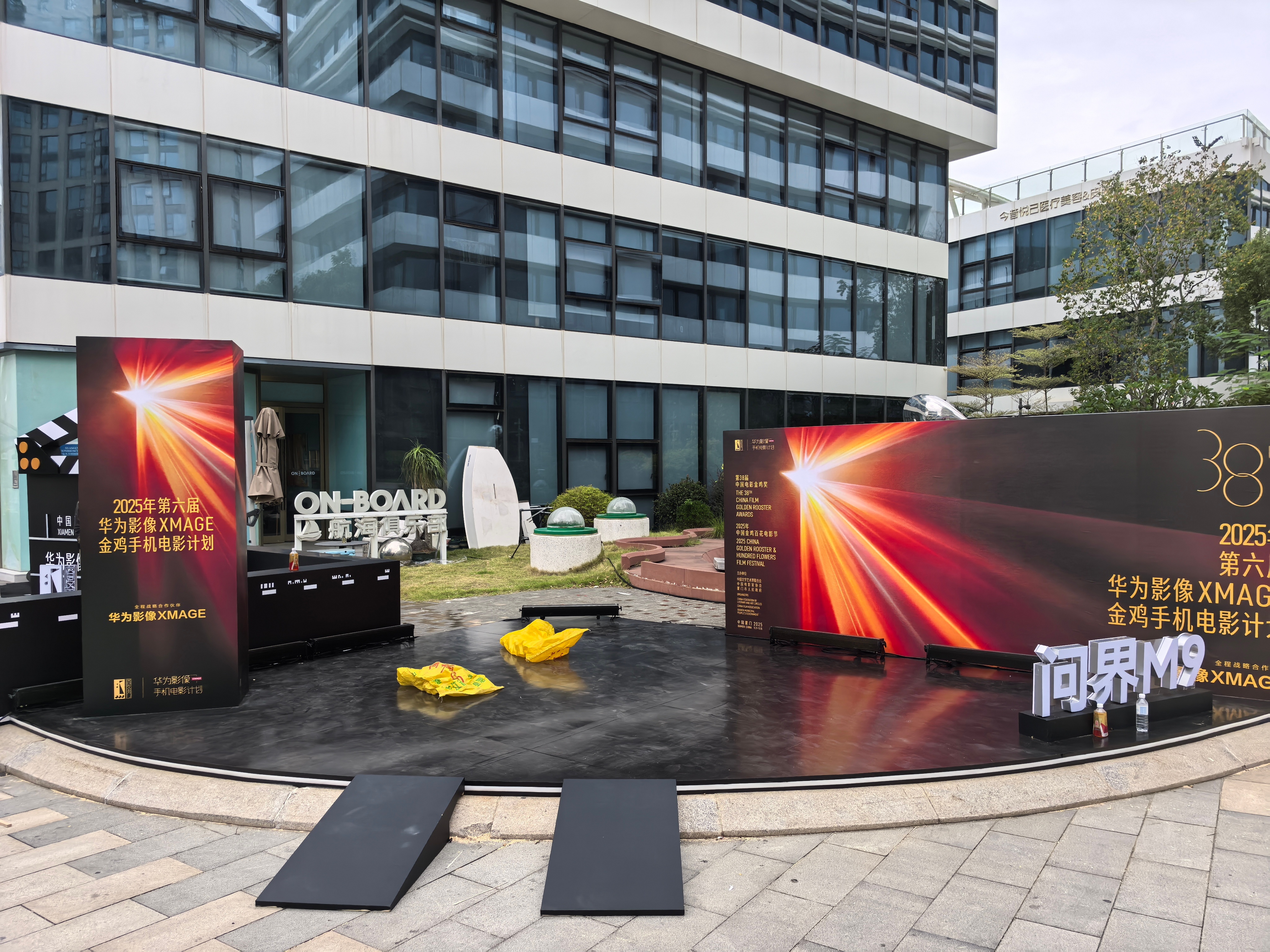 来厦门临时出个差 还偶遇了华为和金鸡的活动 感觉很屌，猜他们晚上可能会上游艇举办