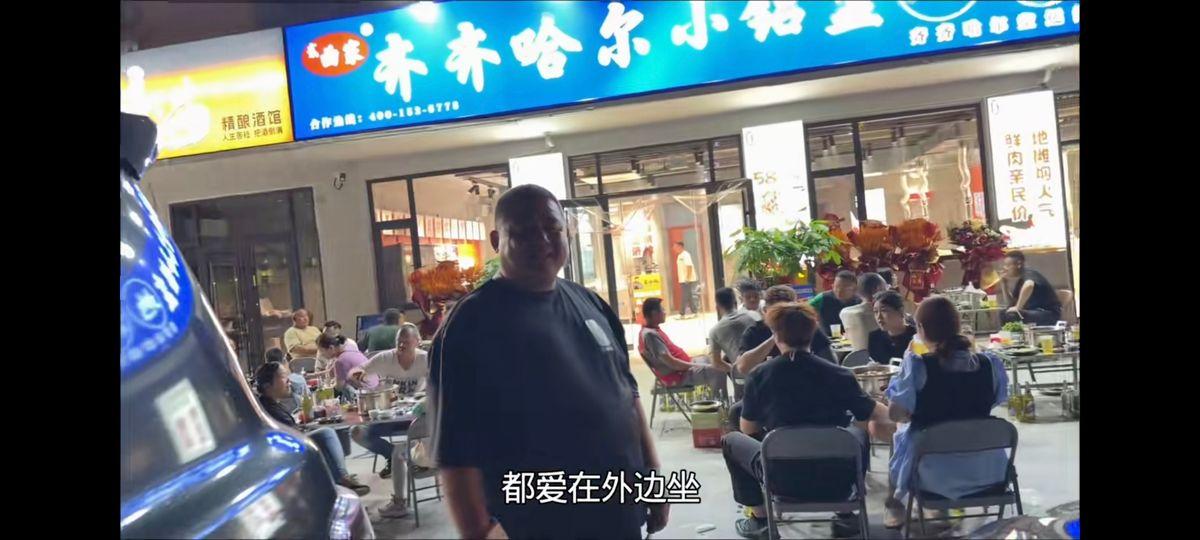 马小跳说他和胖哥合伙开了个烤肉店。
说得跟真的一样。说得我都替他高兴，兄弟俩终于