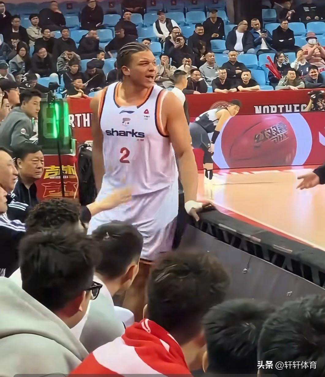 主教练与当家球星现场对喷，这应该也不是第一次了吧，还记得上次一传出洛夫顿与上海男