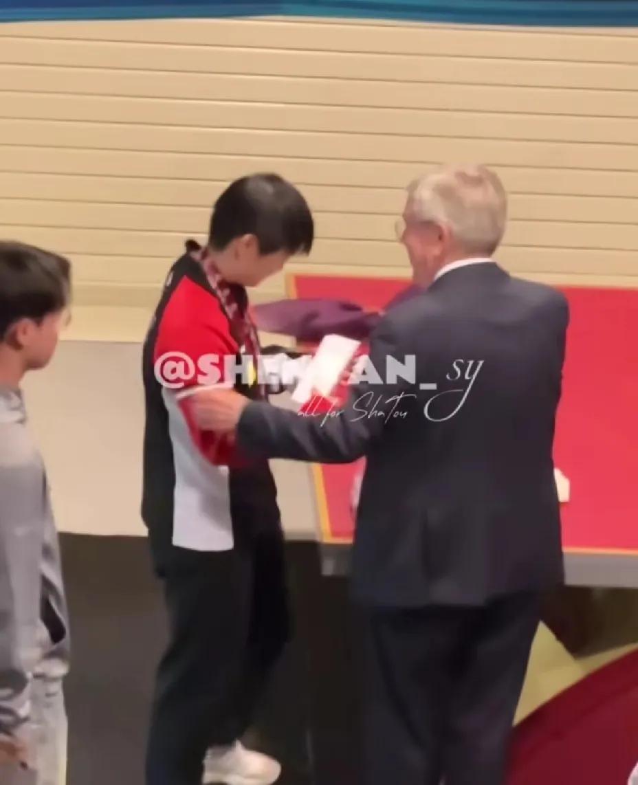 巴赫这是多喜欢莎莎，
又是颁奖，又是送礼物，
还把联系方式给了莎莎。

莎莎说只
