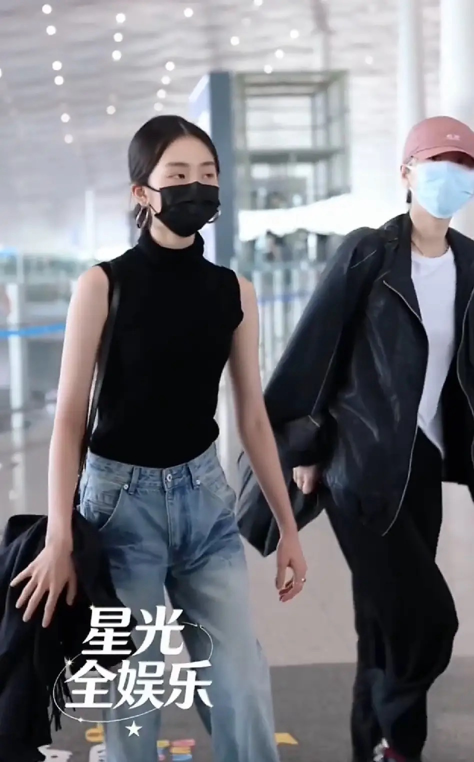 黄磊女儿，引发网友热议！7月1日，有网友晒出一段视频，她现身机场，虽然戴了口罩，