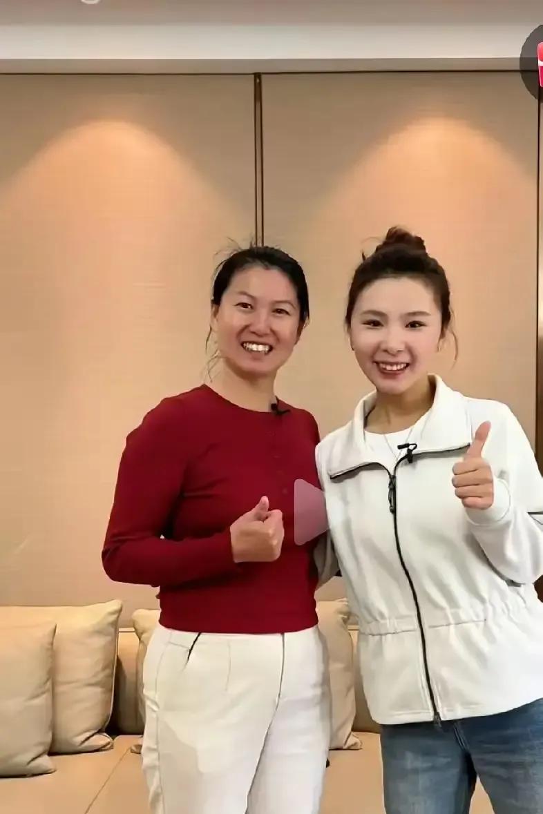 红姐今天给奥运冠军炒了俩菜，还合了影。
她把围裙一系，锅铲翻得比直播还稳，嘴里念